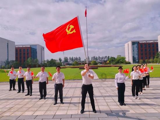 大型警车找轮胎